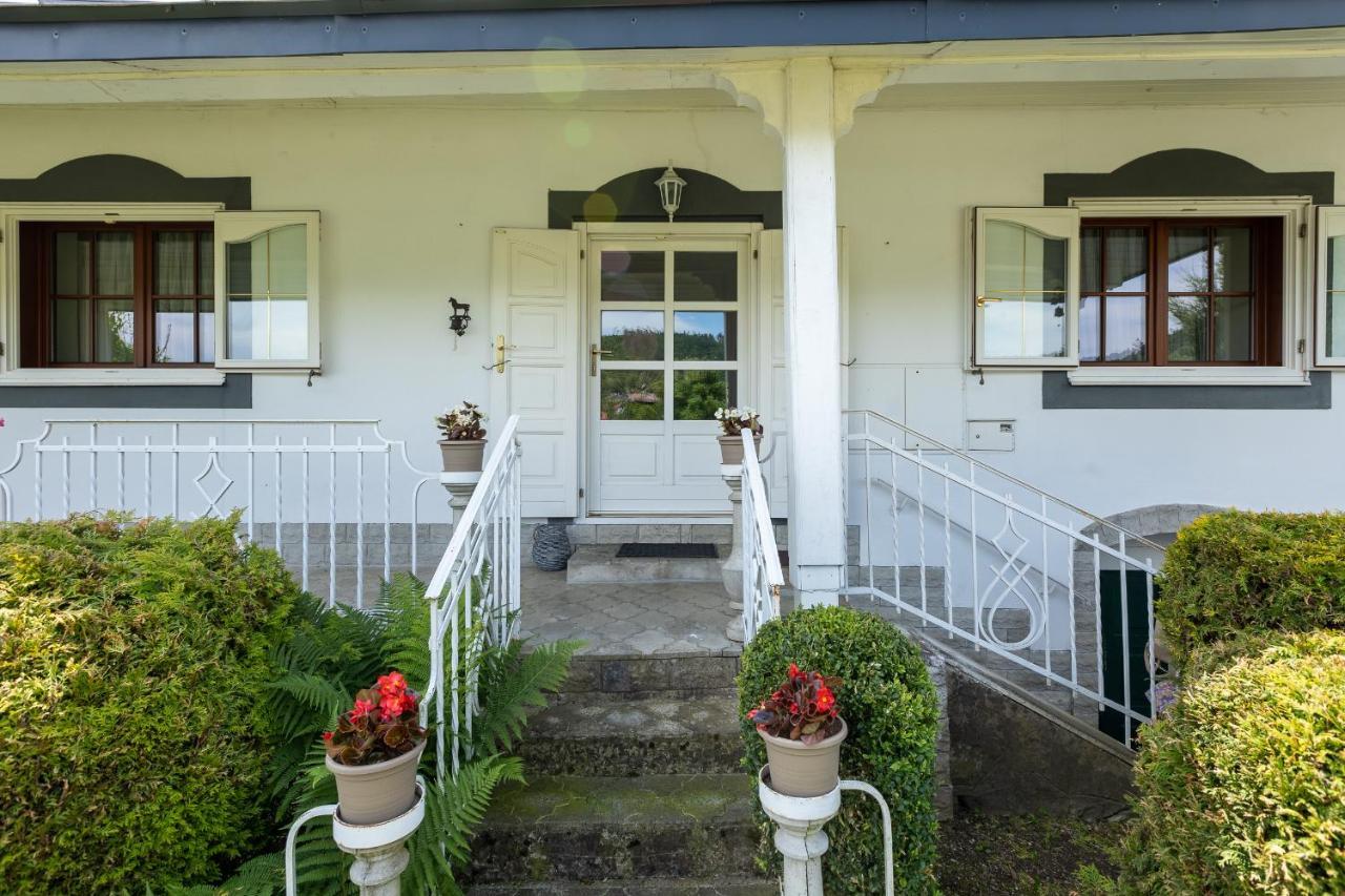 Villa Amalia, Centrum Banska Stiavnica, Parkovanie Pre 2 Auta, Velka Zahrada S Krbom, Cela Villa Amalia Pre 14 Osob Alebo Samostatne Nezavisle Prve Podlazie Villa Ama Pre 6 Osob Alebo Samostatne Nezavisle Podkrovie Villa Lia Pre 8 Osob,Pristup Cez Pi Ngoại thất bức ảnh