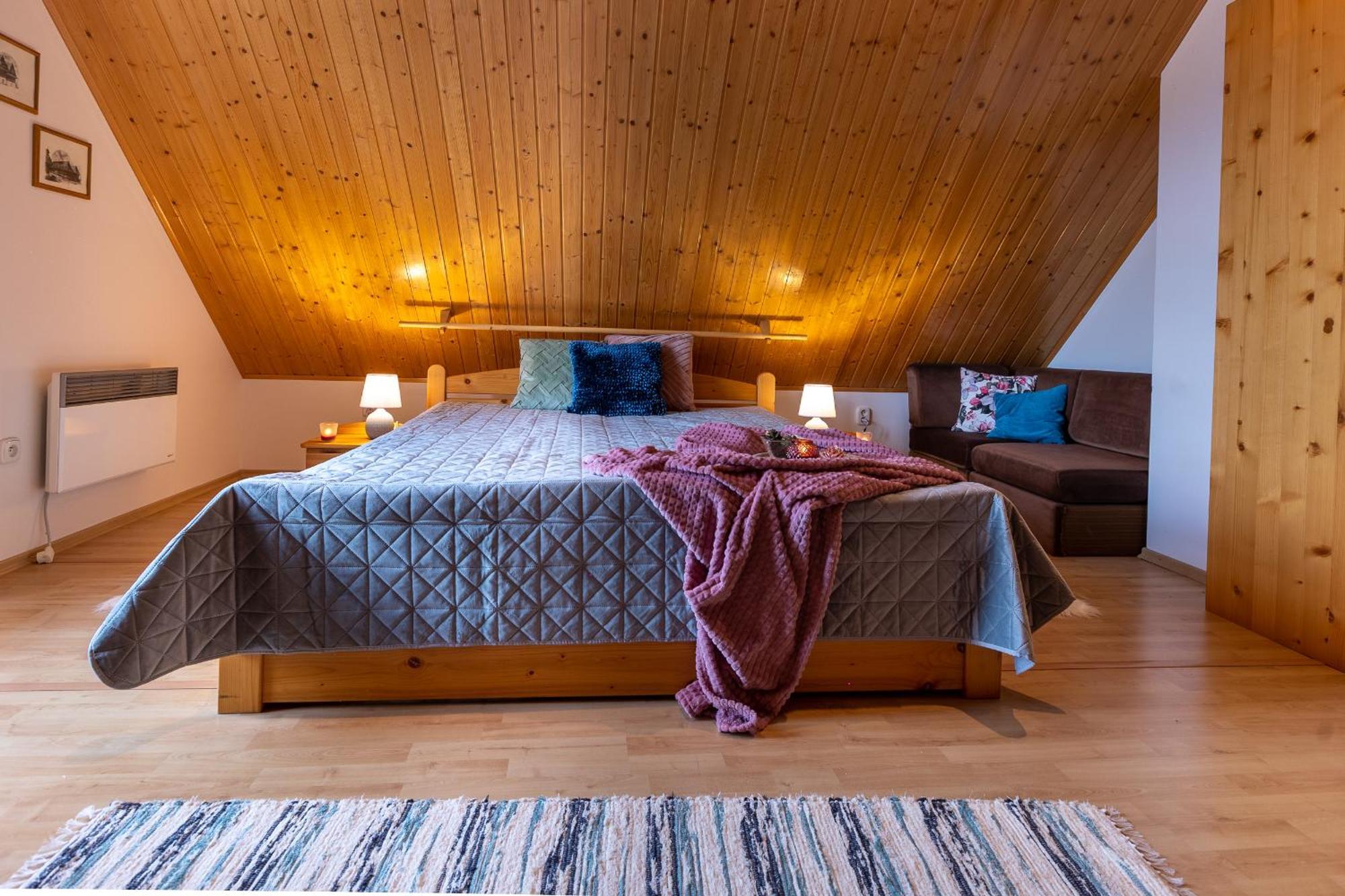 Villa Amalia, Centrum Banska Stiavnica, Parkovanie Pre 2 Auta, Velka Zahrada S Krbom, Cela Villa Amalia Pre 14 Osob Alebo Samostatne Nezavisle Prve Podlazie Villa Ama Pre 6 Osob Alebo Samostatne Nezavisle Podkrovie Villa Lia Pre 8 Osob,Pristup Cez Pi Ngoại thất bức ảnh