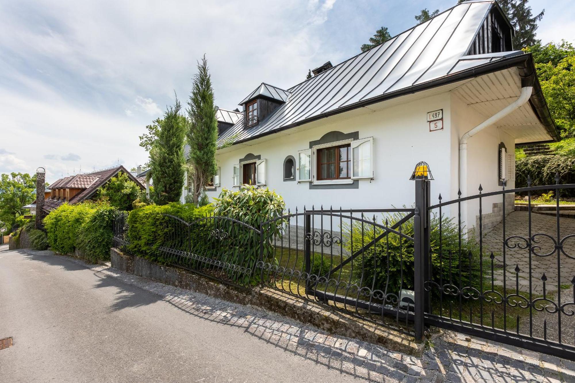 Villa Amalia, Centrum Banska Stiavnica, Parkovanie Pre 2 Auta, Velka Zahrada S Krbom, Cela Villa Amalia Pre 14 Osob Alebo Samostatne Nezavisle Prve Podlazie Villa Ama Pre 6 Osob Alebo Samostatne Nezavisle Podkrovie Villa Lia Pre 8 Osob,Pristup Cez Pi Ngoại thất bức ảnh