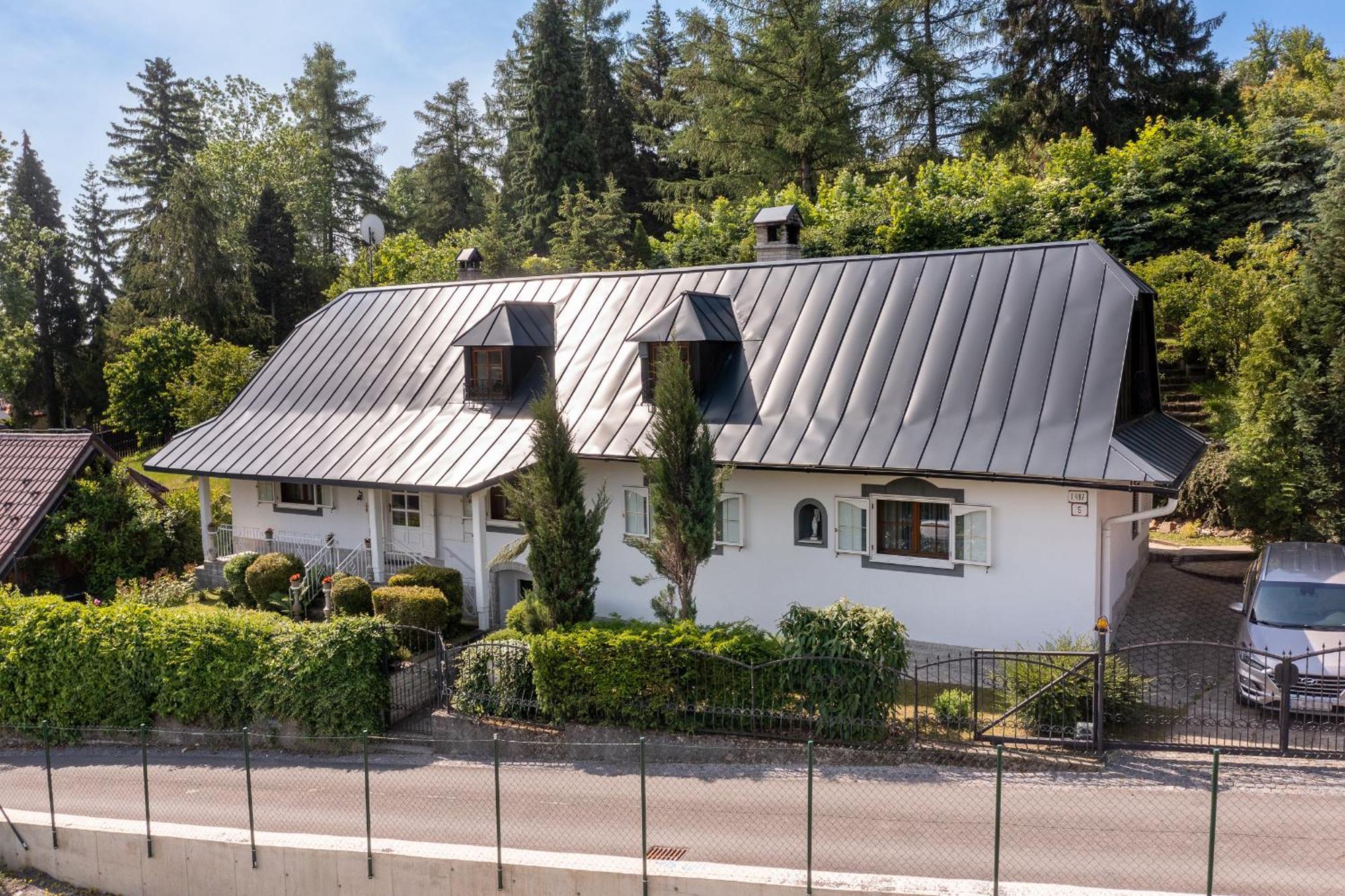 Villa Amalia, Centrum Banska Stiavnica, Parkovanie Pre 2 Auta, Velka Zahrada S Krbom, Cela Villa Amalia Pre 14 Osob Alebo Samostatne Nezavisle Prve Podlazie Villa Ama Pre 6 Osob Alebo Samostatne Nezavisle Podkrovie Villa Lia Pre 8 Osob,Pristup Cez Pi Ngoại thất bức ảnh